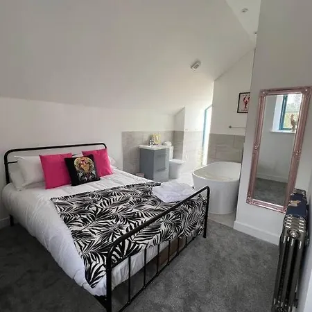 Quirky Getaway @ The Old Bakery Holiday home