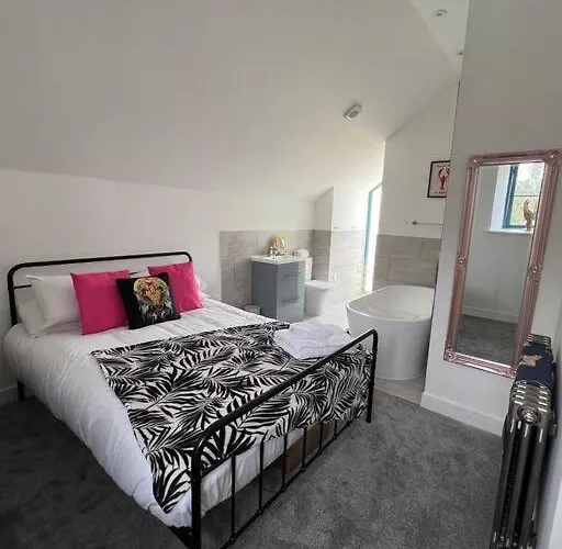 Quirky Getaway @ The Old Bakery Holiday home